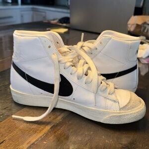 WOMEN'S NIKE COURT LEGACY MID CANVAS SNEAKERS
